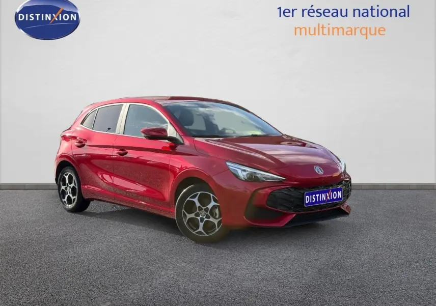 MG3 1.5 Hybrid+ 195ch Luxury en Diamond Red métallisé, vue 3/4 avant avec jantes alu distinctives.