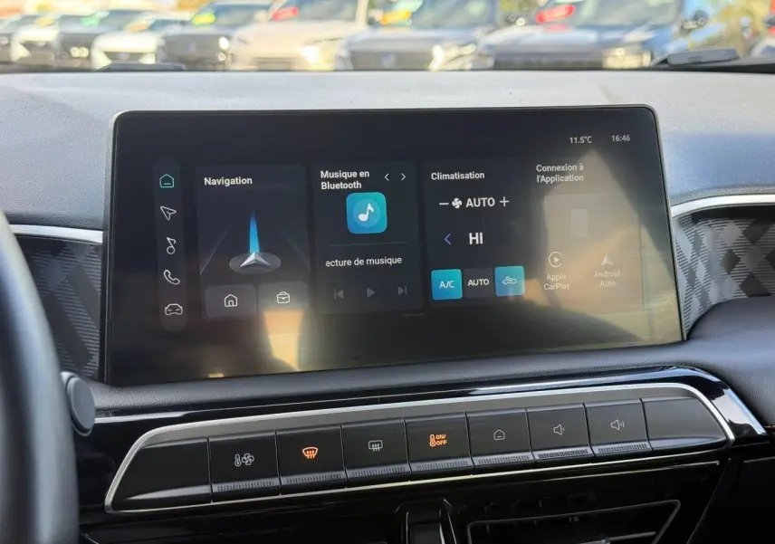 Écran tactile central du tableau de bord du MG3 1.5 Hybrid+ Luxury 2025, affichant navigation et climatisation.