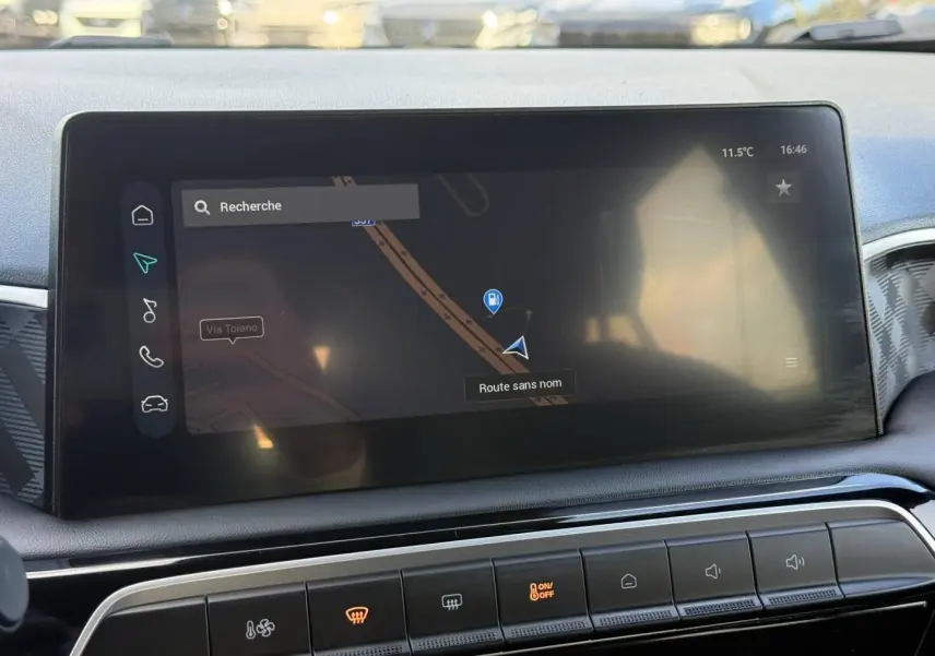 Écran tactile central du tableau de bord du MG3 1.5 Hybrid+ Luxury, affichant la navigation GPS.
