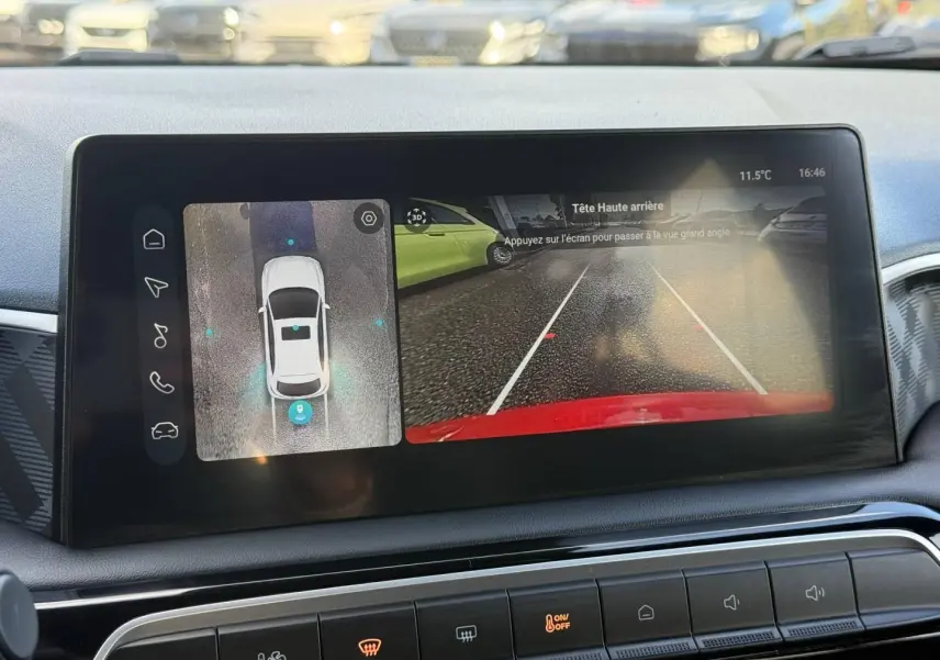 Écran tactile intérieur montrant la caméra panoramique 360° et l’aide au stationnement du MG3 Diamond Red métallisé.