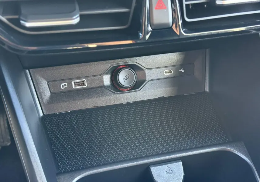 Vue rapprochée de la console centrale du MG3 1.5 Hybrid+ 195ch Luxury 2025, montrant prises USB et prise 12V.