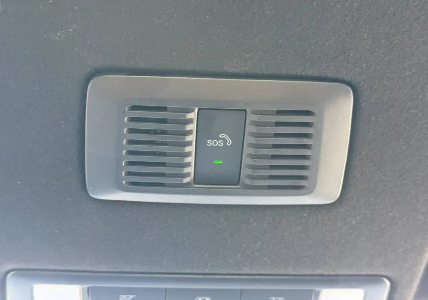 Gros plan sur le bouton SOS avec témoin vert intégré au plafonnier intérieur du MG MOTOR MG3 1.5 Hybrid+ 195ch Luxury rouge.