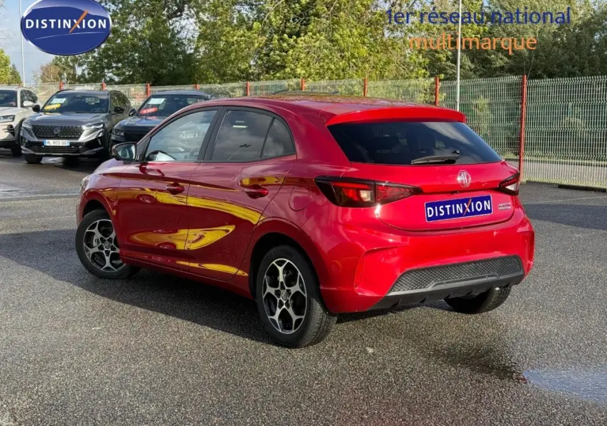 Vue 3/4 arrière droite d'une MG3 1.5 Hybrid+ Luxury rouge Diamond métallisé avec jantes alu et vitres surteintées.