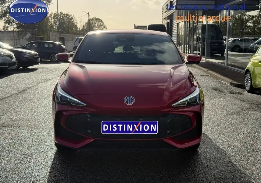 Vue frontale d'une MG3 1.5 Hybrid+ 195ch Luxury en rouge métallisé Diamond Red, avec phares LED et calandre noire.