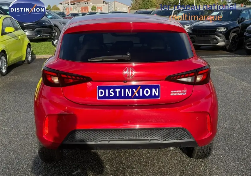 Vue arrière d'une MG3 1.5 Hybrid+ 195ch Luxury en Diamond Red métallisé avec vitres arrière surteintées.