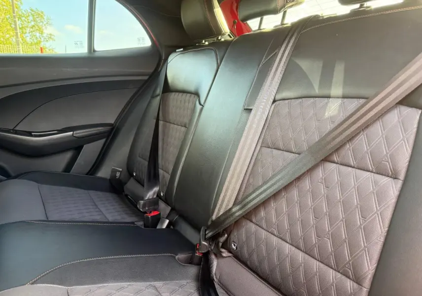 Vue intérieure de la banquette arrière en similicuir noir et tissu avec ceintures de sécurité dans une MG3 1.5 Hybrid+ 2025.