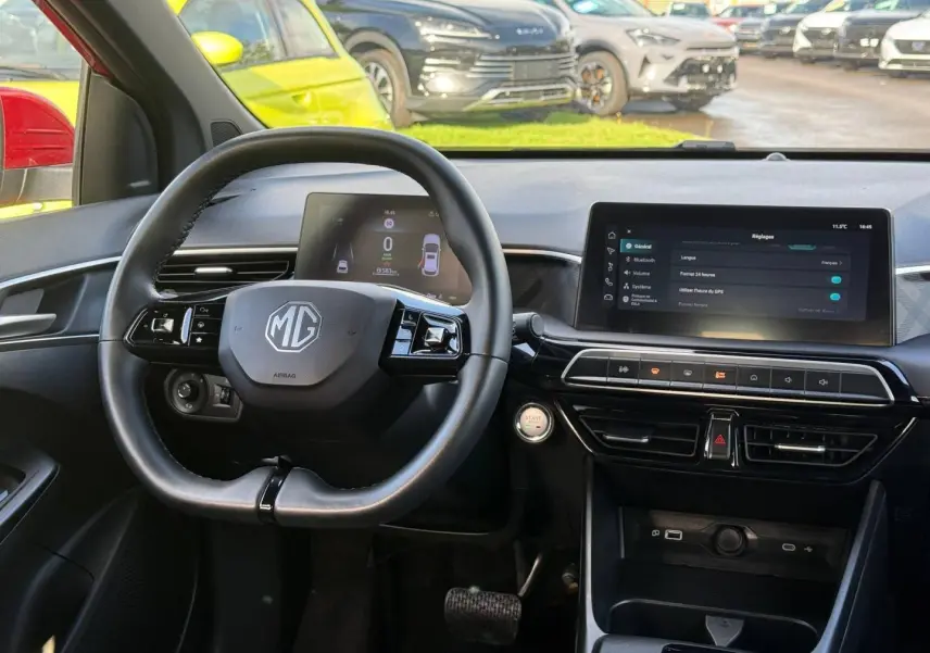 Vue intérieure frontale du tableau de bord et volant cuir noir du MG3 1.5 Hybrid+ 195ch Luxury, avec écran tactile et affichage numérique.