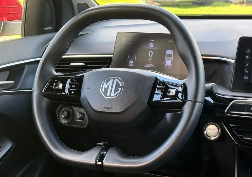 Vue rapprochée du volant cuir multifonction noir de la MG3 1.5 Hybrid+ 2025 avec tableau de bord digital allumé.