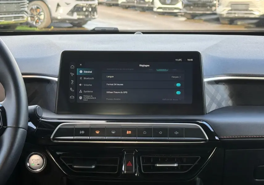 Vue intérieure du tableau de bord du MG3 1.5 Hybrid+ 195ch Luxury 2025, écran tactile et bouton start/stop visibles.