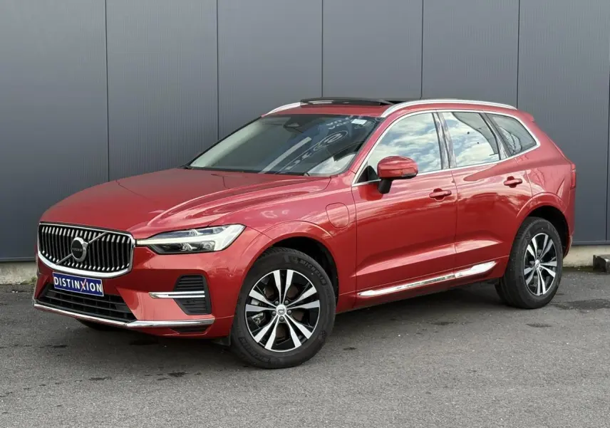 Volvo XC60 T6 AWD PHEV rouge Fusion en 3/4 avant droit avec jantes alliage et toit ouvrant panoramique.