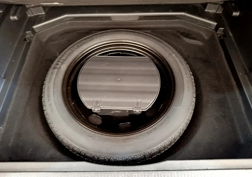 Vue plongeante sur la roue de secours dans le coffre noir du Peugeot 3008 gris foncé Puretech 130 S&S ACTIVE 2020