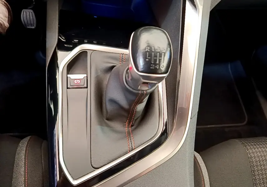 Gros plan sur levier de vitesses manuel et frein électrique dans Peugeot 3008 gris foncé, intérieur tissu noir.