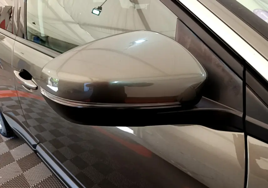 Rétroviseur côté gauche gris foncé du Peugeot 3008 Puretech 130 S&S ACTIVE 2020, vue rapprochée sur la portière.