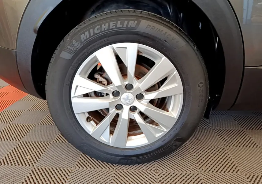 Gros plan sur la roue avant droite gris foncé du Peugeot 3008 avec jante alliage et pneu Michelin Primacy 4.