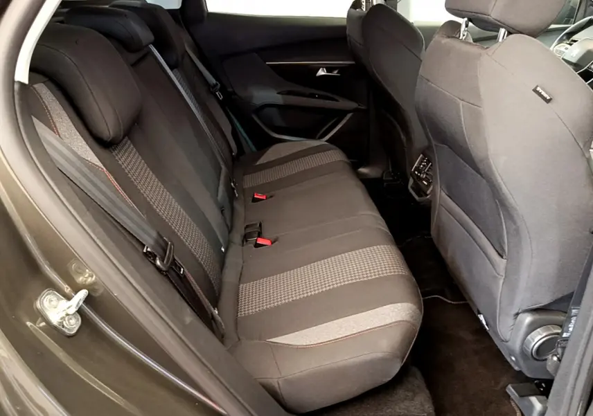 Vue intérieure côté gauche montrant la banquette arrière en tissu gris foncé du Peugeot 3008 Puretech 130 S&S ACTIVE 2020.