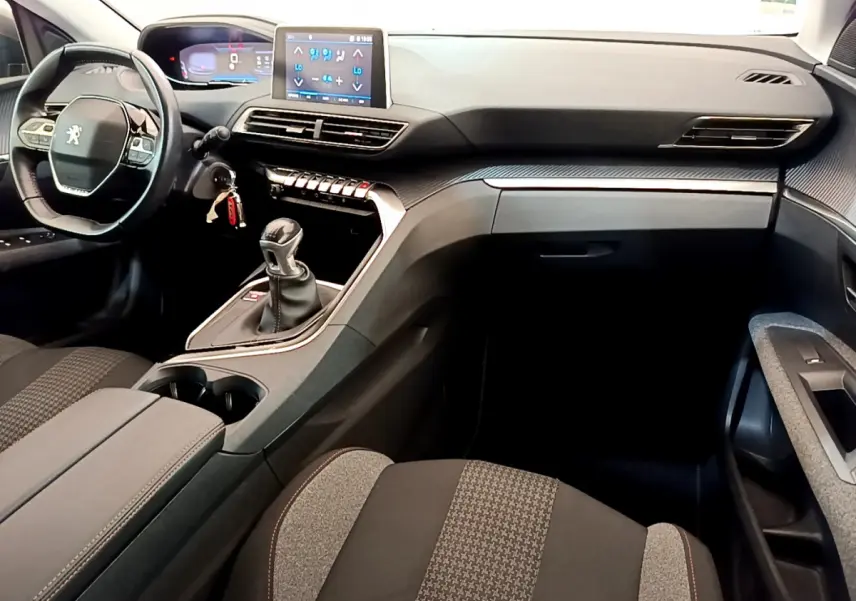 Intérieur du Peugeot 3008 Puretech 130 S&S Active 2020, vue côté passager montrant tableau de bord et console centrale noire.