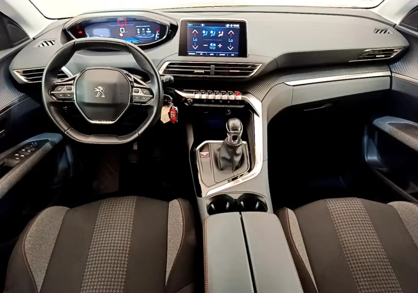 Intérieur Peugeot 3008 Puretech 130 S&S ACTIVE 2020 vu de face, tableau de bord moderne avec écran tactile et volant cuir noir.