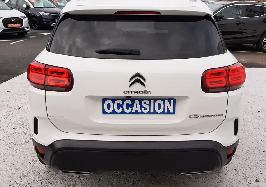 Vue arrière d'un Citroën C5 Aircross blanc de 2020 avec feux rouges et plaque "OCCASION" visible.