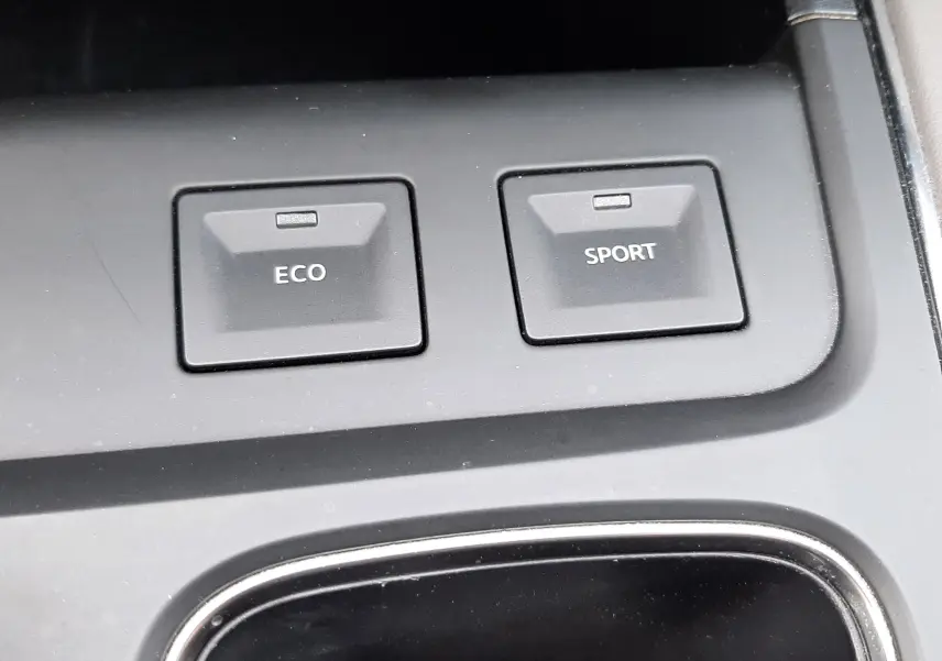 Gros plan sur les boutons de mode de conduite ECO et SPORT dans l'habitacle du Citroën C5 Aircross blanc de 2020.