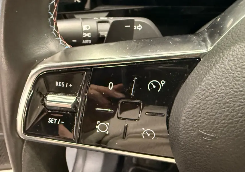 Gros plan sur les commandes du régulateur de vitesse au volant du Renault Austral E-Tech hybride 2023.