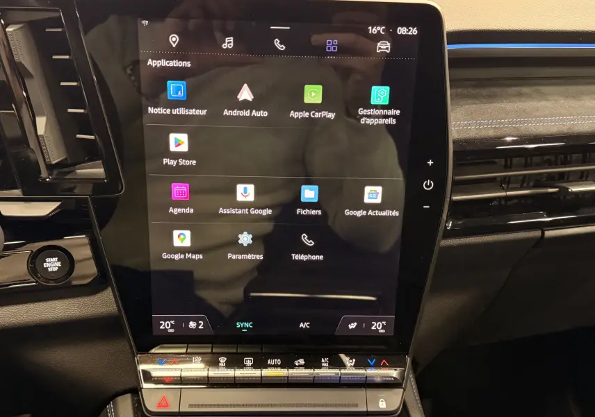 Écran tactile central vertical du Renault Austral 2023 avec commandes climatisation et bouton start/stop visibles.