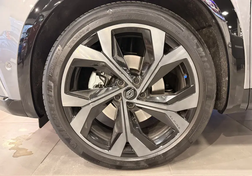 Gros plan sur la jante avant droite du Renault Austral E-Tech gris schist, avec logo Alpine et pneu Michelin.