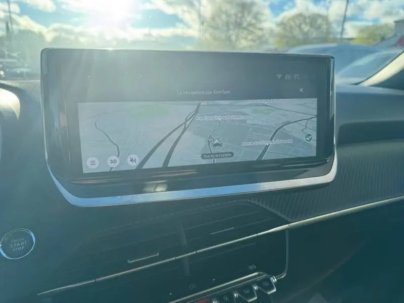 Vue rapprochée de l’écran tactile central du Peugeot 2008 Hybrid 136 e-DCS6 Allure avec navigation affichée.