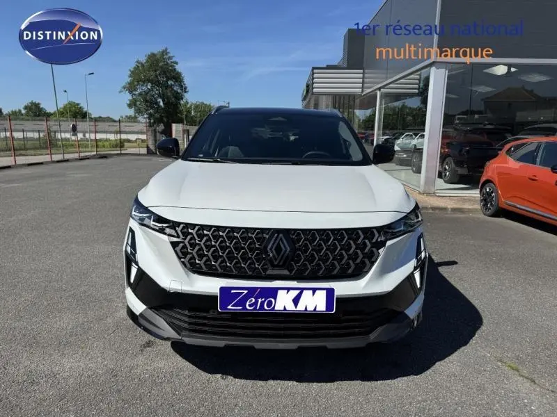 Vue de face du Renault Austral blanc nacré avec toit noir étoilé, calandre noire et feux LED distinctifs.