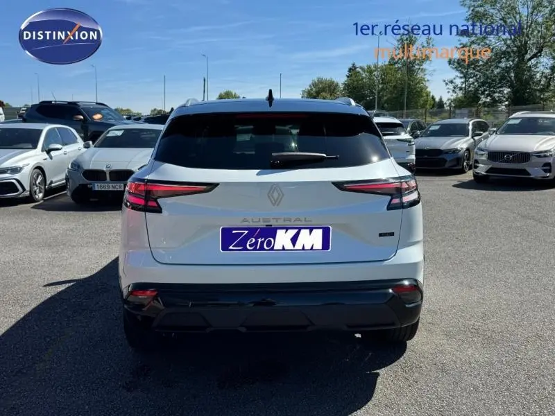 Vue arrière d'un Renault Austral blanc nacré avec toit noir étoilé, feux arrière LED et logo au centre.