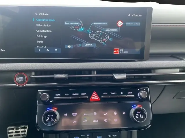 Vue rapprochée du tableau de bord du Hyundai Tucson 2026 gris foncé, avec écran tactile multifonctions et commandes climatisation.