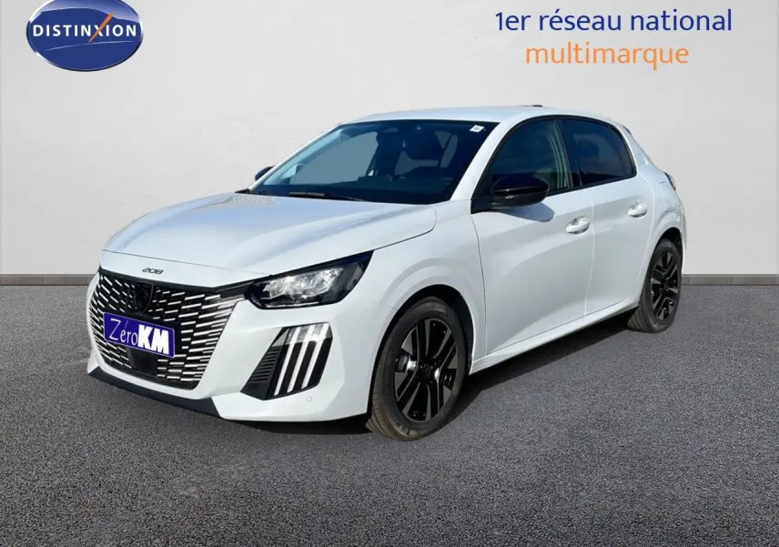 Peugeot 208 Hybrid blanc Okenite métal en 3/4 avant droit avec jantes noires et calandre distinctive.