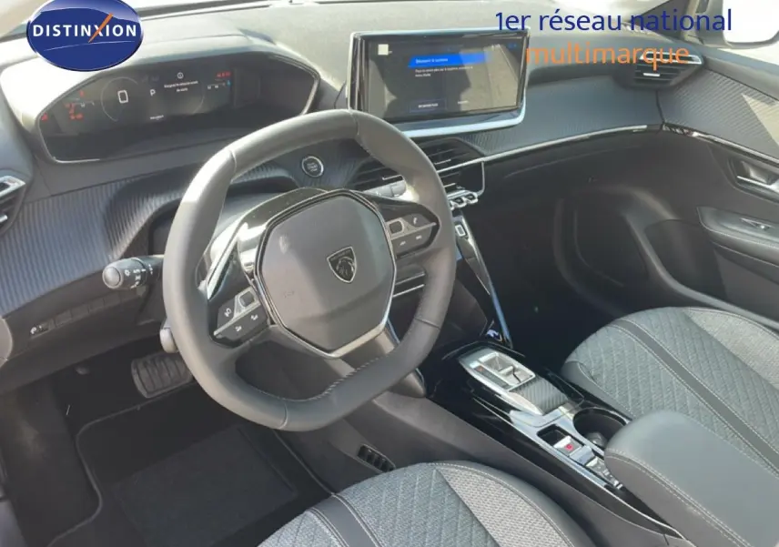 Intérieur de la Peugeot 208 Hybrid 110ch vue côté conducteur, volant compact, tableau de bord numérique et console centrale moderne.