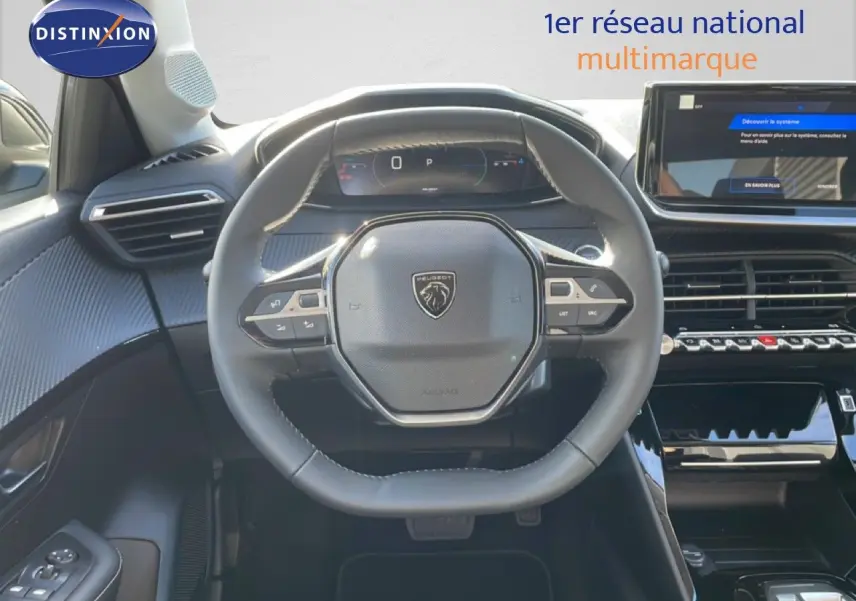 Vue intérieure centrée sur le volant Peugeot 208 Hybrid 2026, avec tableau de bord numérique et écran tactile moderne.
