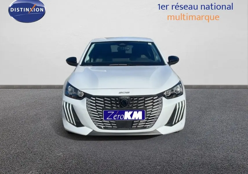Vue avant d'une Peugeot 208 Hybrid blanche avec calandre distinctive et feux LED verticaux allumés.