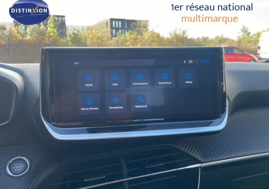 Écran tactile central du tableau de bord de la Peugeot 208 Hybrid blanc Okenite, vue intérieure avant.