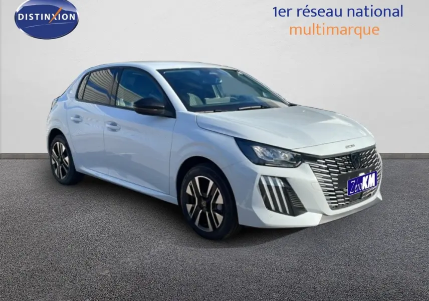 Peugeot 208 Hybrid blanc Okenite métal vue 3/4 avant droit avec calandre et phares LED distinctifs.