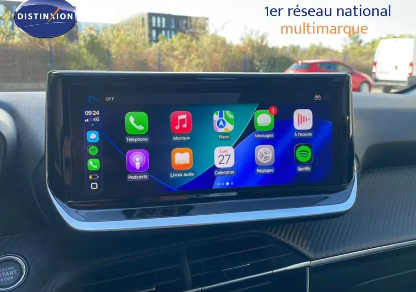 Vue intérieure centrée sur l'écran tactile multimédia du tableau de bord d'une Peugeot 208 blanche 2026.
