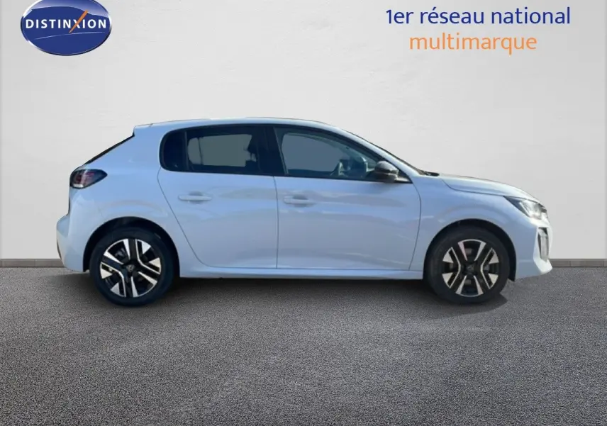 Profil droit d'une Peugeot 208 hybride blanche Okenite Metal avec jantes alliage et vitres teintées, sur fond neutre.