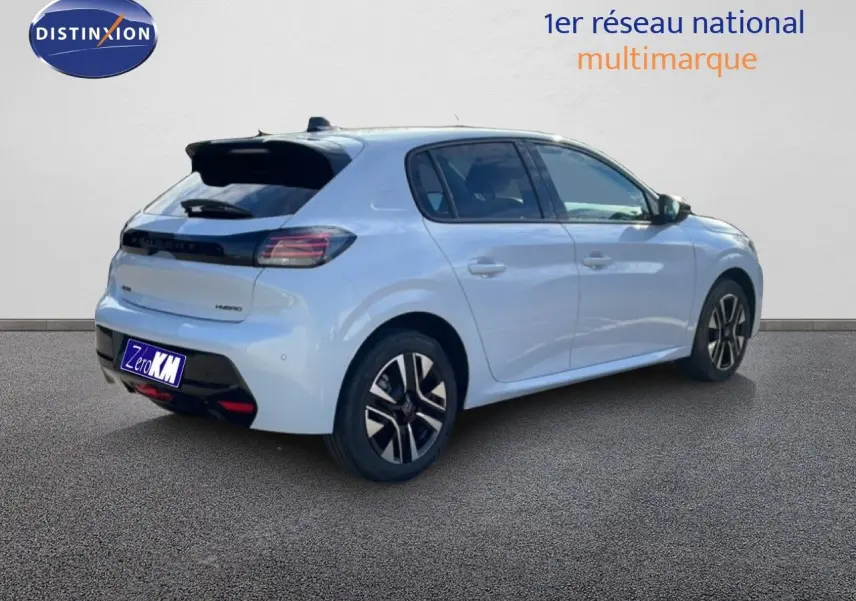 Peugeot 208 Hybrid blanc Okenite métal en 3/4 arrière droit, avec jantes noires et toit noir contrasté.