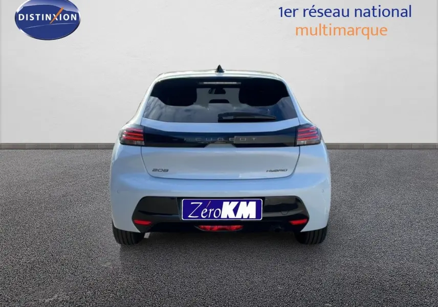 Vue arrière d'une Peugeot 208 Hybrid blanche Okenite Metal, avec feux arrière LED et logo Peugeot visible.