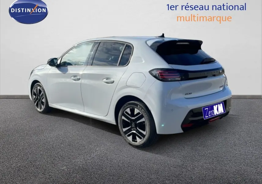 Vue 3/4 arrière droite d'une Peugeot 208 hybride blanche Okenite Metal avec jantes noires et détails noirs au niveau du hayon.