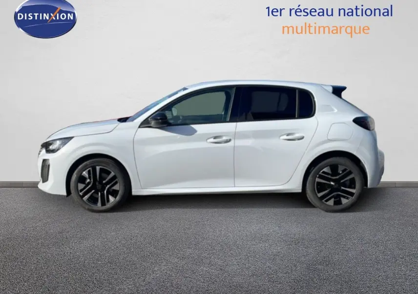 Profil latéral droit d'une Peugeot 208 hybride blanche Okenite, avec jantes noires et toit compact.