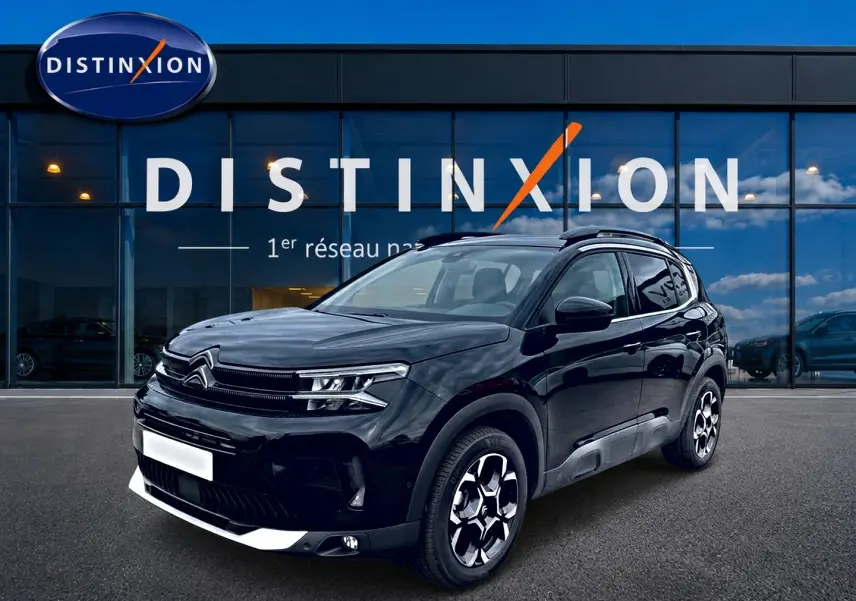 Citroën C5 Aircross noir vue 3/4 avant droit avec jantes alu et barres de toit devant showroom Distinxion.
