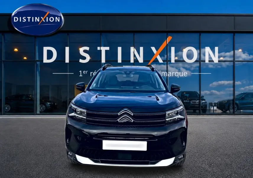 Vue avant d'un Citroën C5 Aircross noir 2025 avec calandre distinctive et barres de toit visibles.