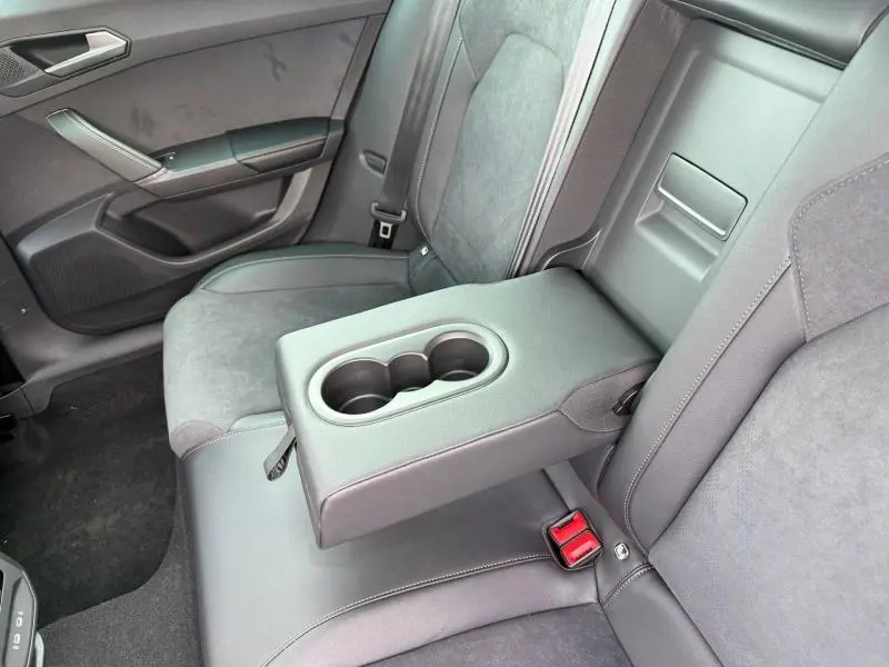 Vue intérieure côté droit des sièges arrière gris Graphène du CUPRA Formentor 2.0 TDI 150ch V DSG7 avec accoudoir central et porte-gobelets.