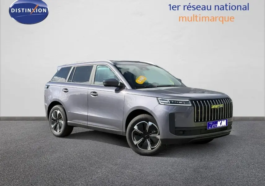 SUV JAECOO J5 Phantom Grey métal en 3/4 avant droit avec calandre verticale et jantes alu distinctives.