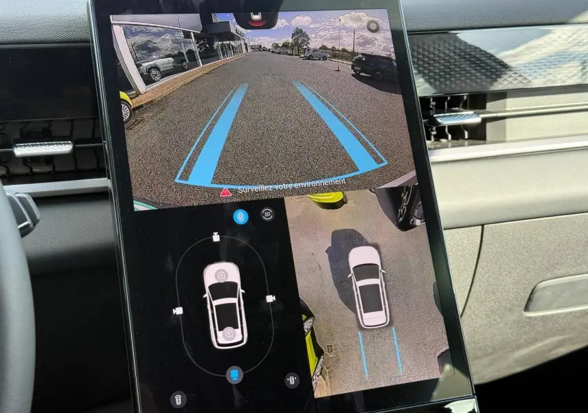 Écran tactile intérieur montrant la caméra de recul et vue panoramique 360° du JAECOO J5 Phantom Grey métal.
