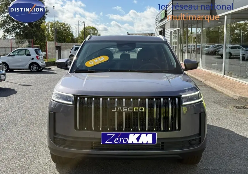 Vue de face du JAECOO J5 Phantom Grey métal 2026 avec calandre verticale noire et phares LED fins.