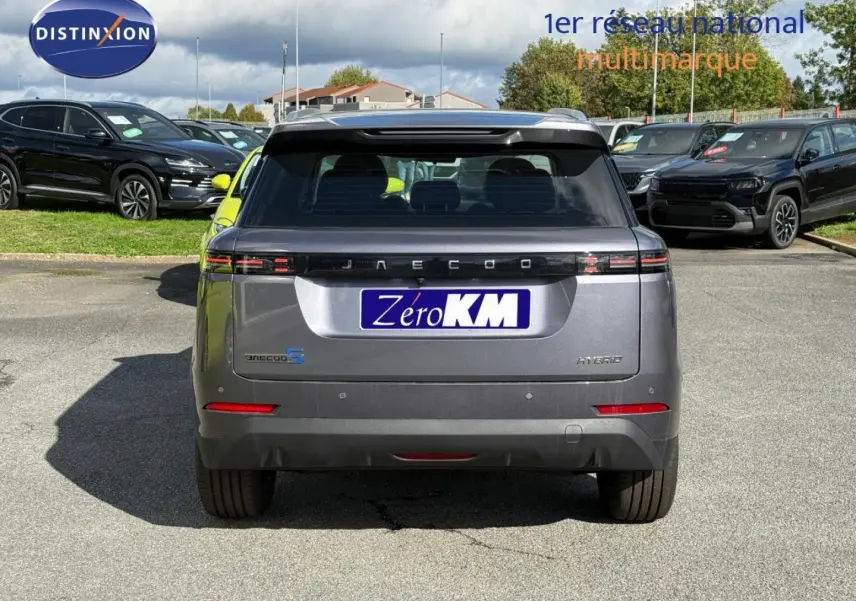 Vue arrière du JAECOO J5 Phantom Grey métal 2026 avec feux LED fins et toit noir contrastant.
