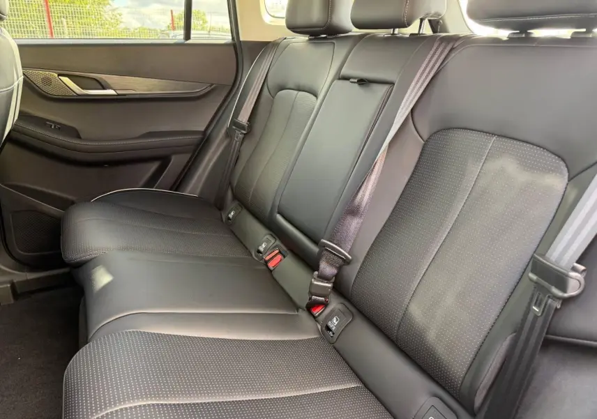 Vue intérieure côté droit de la banquette arrière en cuir synthétique noir du JAECOO J5 1.5 TGDI 224ch SHS-H Exclusive.